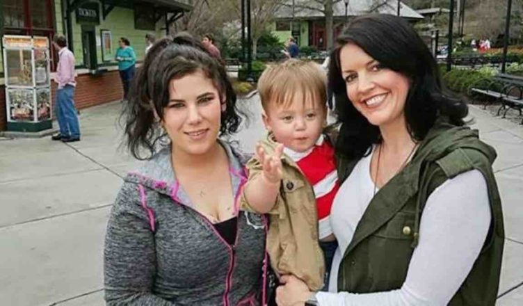 A distraught pregnant woman found the ideal mother to adopt her baby boy after missing her flight… See how…