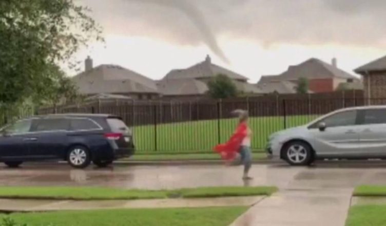 A picture has emerged of a barefoot teacher racing ahead of a tornado to warn families in the carpool lane to seek shelter…
