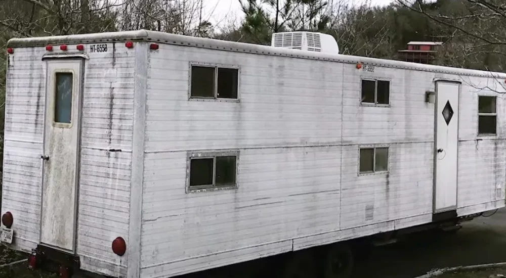 A woman converts an old railroad trailer from 1985 into the coziest tiny house for herself…