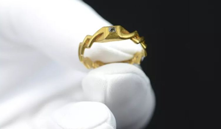 Man Discovers Rare Medieval Wedding Ring Worth an Estimated $47,000 While Using His Metal Detector, But This Is Not The End…