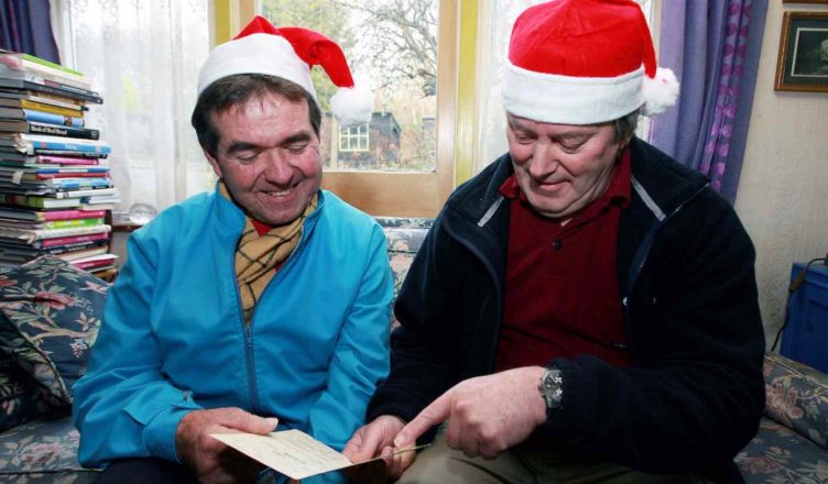 Read the Amusing Card That Two Cheeky Mailmen Have Been Sending to Each Other for 43 Years…