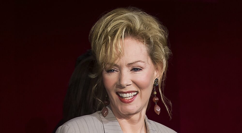 Thanks to her mother, Jean Smart looks “breathtakingly gorgeous” at age 71 and has opted out of plastic surgery.