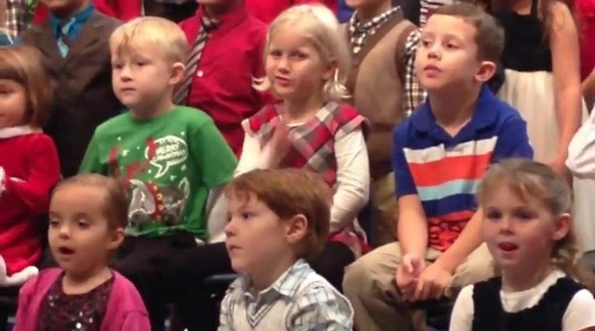 This young girl performs Christmas song specially for her deaf parents…
