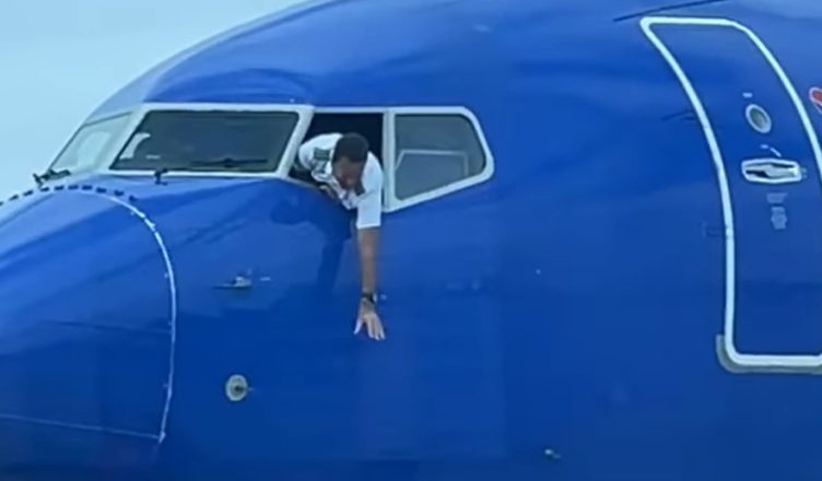 VIDEO: Pilot hangs out window to retrieve passenger’s forgotten phone and this happened to him…